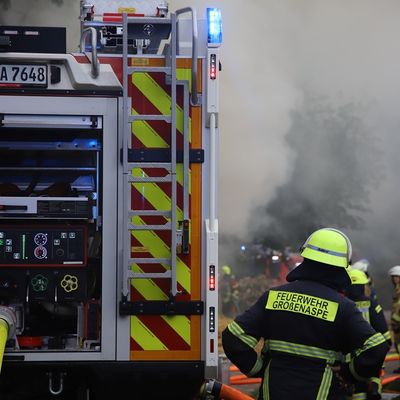 FW-SE: 36 Rundballen brennen auf einem Traktorgespann