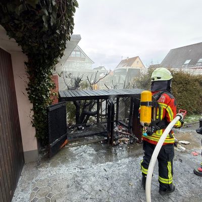 FW Stockach: Mülleimer-/Garagenbrand