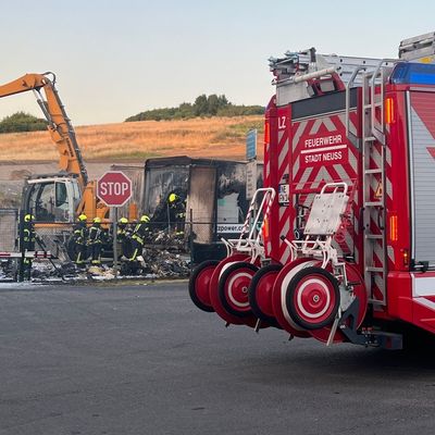 FW-NE: LKW in Vollbrand auf Deponiegelände | Aufwendige Löschmaßnahmen in den frühen Morgenstunden