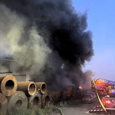 FW-E: Großbrand im Essener Stadthafen - Feuerwehr verhindert Übergreifen auf Lagerhalle