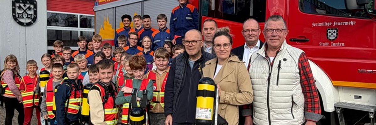 FW Xanten: Übergabe von Atemschutzflaschen-Attrappen an die Kinder- und Jugendfeuerwehr