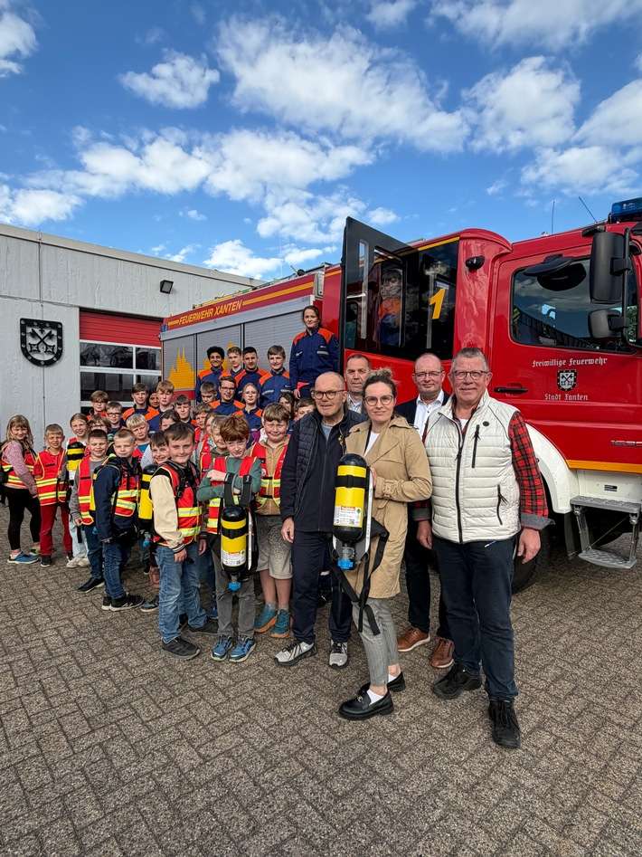 FW Xanten: Übergabe von Atemschutzflaschen-Attrappen an die Kinder- und Jugendfeuerwehr