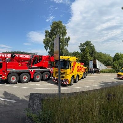 KFV-CW: LKW stürzt Böschung hinunter / Fahrer schwer verletzt / Straße bis frühen Abend gesperrt