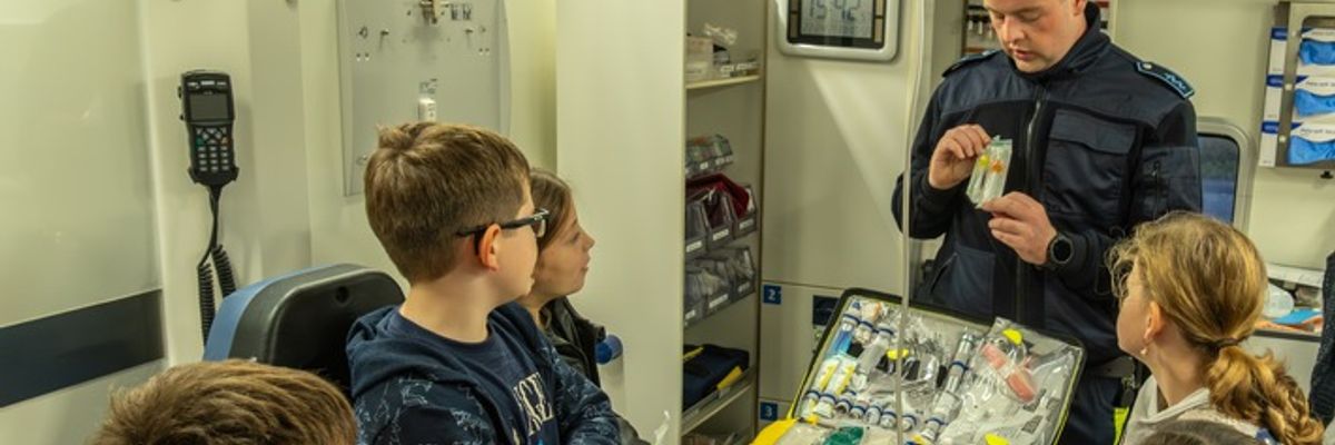 FW-AR: RETTUNGSWAGEN BESUCHT DIE KINDERFEUERWEHR BRUCHHAUSEN/NIEDEREIMER