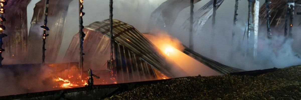FW-RD: Scheunenbrand in Schülp - Großaufgebot der Feuerwehr verhindert Ausbreitung