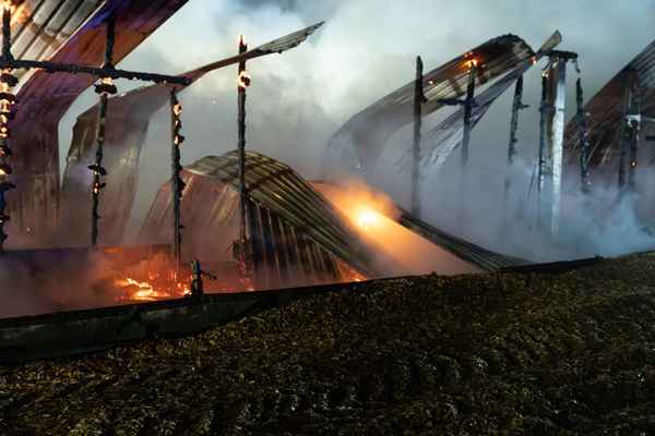 FW-RD: Scheunenbrand in Schülp - Großaufgebot der Feuerwehr verhindert Ausbreitung