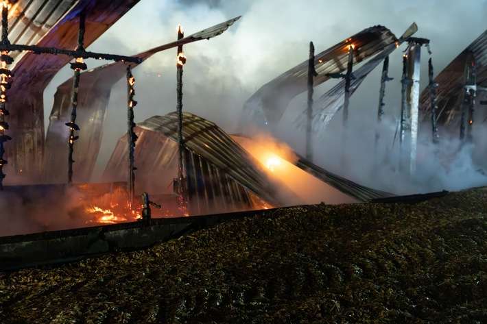 FW-RD: Scheunenbrand in Schülp - Großaufgebot der Feuerwehr verhindert Ausbreitung