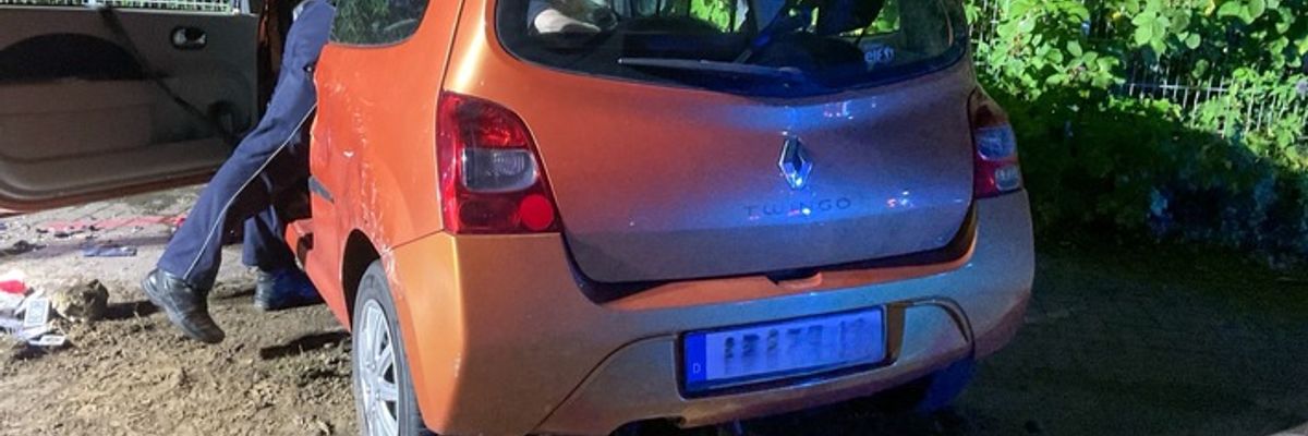 FW-DO: Fahrer nach Überschlag in Fahrzeug eingeschlossen - Feuerwehr befreit Verletzten