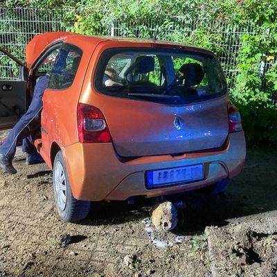 FW-DO: Fahrer nach Überschlag in Fahrzeug eingeschlossen - Feuerwehr befreit Verletzten
