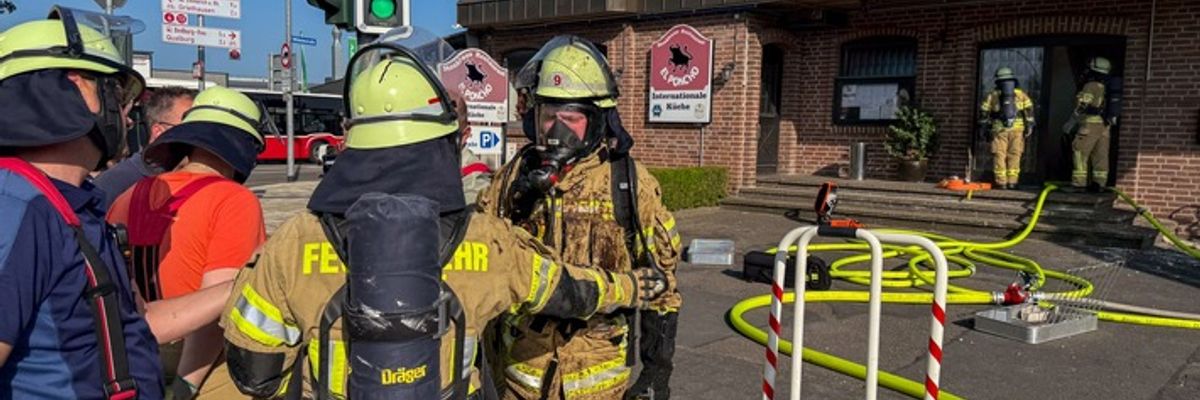 FW-KLE: Fettbrand im Kamin führt zu Großeinsatz in Klever Steakhouse