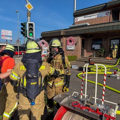 FW-KLE: Fettbrand im Kamin führt zu Großeinsatz in Klever Steakhouse