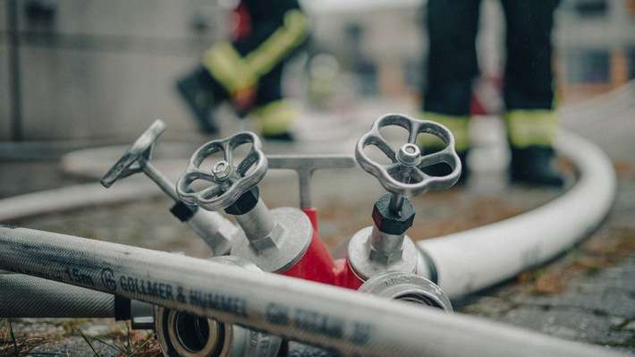 FW Moers: Bungalow durch Brand unbewohnbar / Zwei Personen verletzt