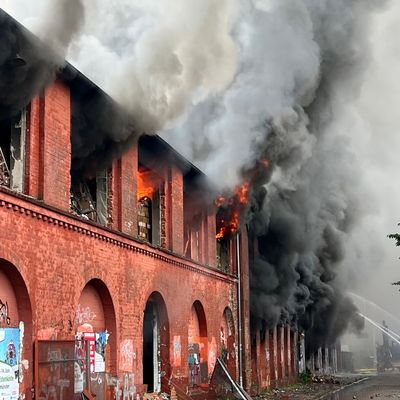FW Neumünster: Großbrand in Lagerhallenkomplex - rund 58-stündiger Großeinsatz mit etwa 300 Kräften