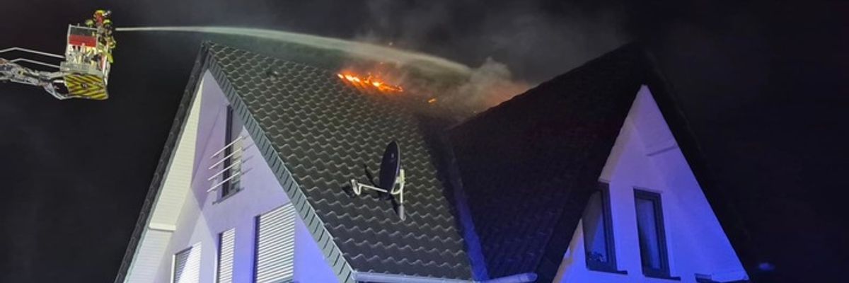 FW Bad Oeynhausen: Dachstuhlbrand infolge eines Blitzeinschlages