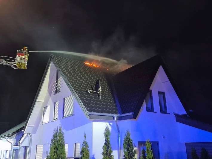 FW Bad Oeynhausen: Dachstuhlbrand infolge eines Blitzeinschlages