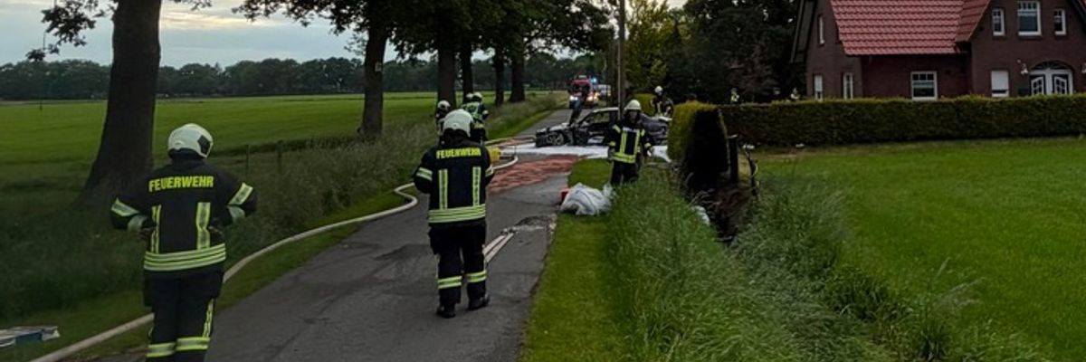 FW-AUR: Auto durch Feuer zerstört