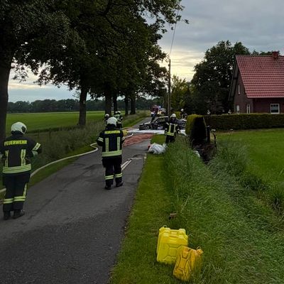 FW-AUR: Auto durch Feuer zerstört