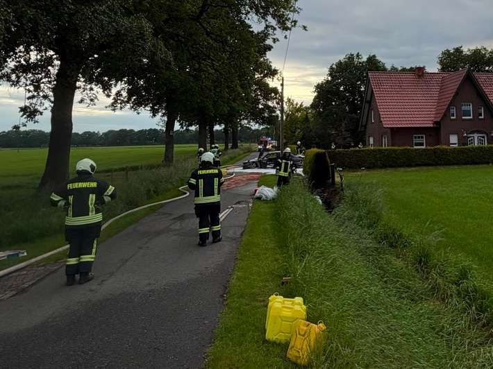FW-AUR: Auto durch Feuer zerstört