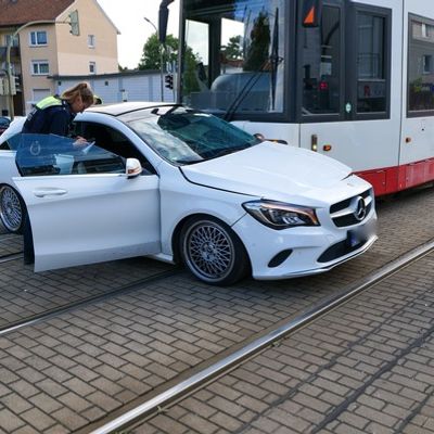 FW-DO: Verkehrsunfall zwischen Straßenbahn und PKW auf dem Wambeler Hellweg - eine Person schwer verletzt