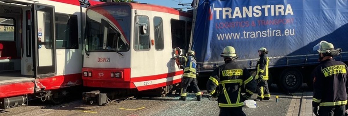 FW-DO: Schwerer Verkehrsunfall zwischen einem LKW und zwei Stadtbahnen