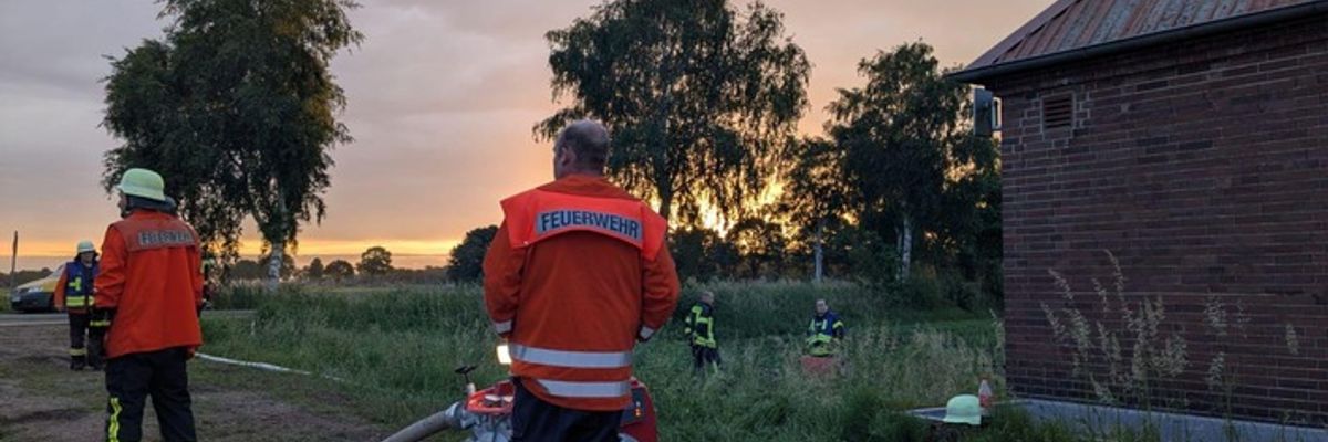 FW-ROW: Großbrand in Mehedorf: Werkstatt durch Feuer vollständig zerstört - Einsatz von über 280 Kräften - Keine Verletzten