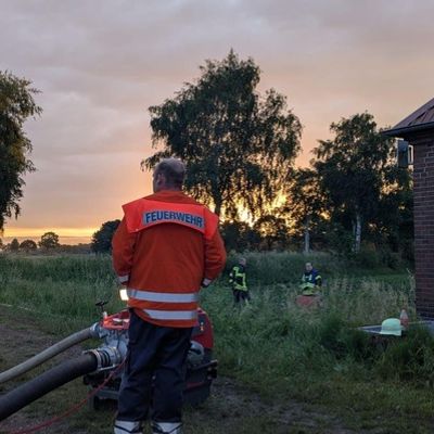FW-ROW: Großbrand in Mehedorf: Werkstatt durch Feuer vollständig zerstört - Einsatz von über 280 Kräften - Keine Verletzten