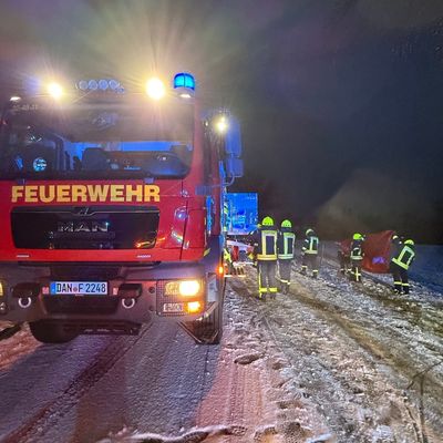 FW Lüchow-Dannenberg: +++ Wintereinbruch fordert die Feuerwehren in Lüchow-Dannenberg +++ Drei Verkehrsunfälle mit mehreren Verletzten am Freitag +++