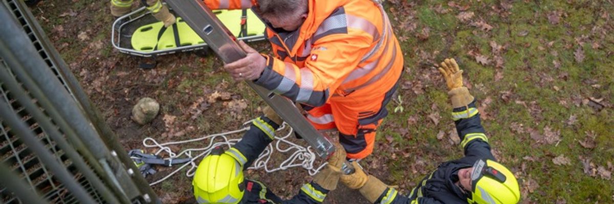 FW-OLL: Realistische Einsatzübung in Wildeshausen: Feuerwehr trainiert Menschenrettung unter Nullsicht