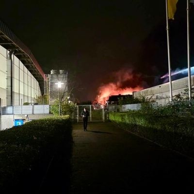 FW Ratingen: Brand in Lagerhalle in Ratingen-West