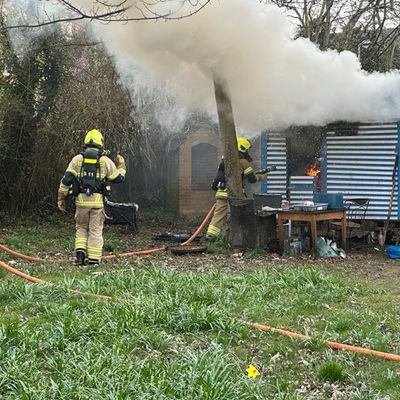 FW Paderborn: Brennender Holzschuppen im Bereich des Busdorfwalls