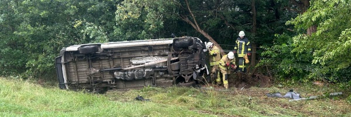 FW-OLL: Verkehrsunfall auf der A29 - Transporter kommt von Fahrbahn ab