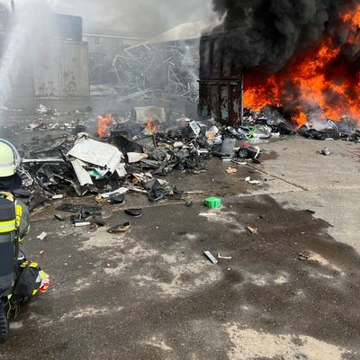 FW-AR: Brand in Recyclingbetrieb - Starke Rauchentwicklung, ein Mitarbeiter verletzt