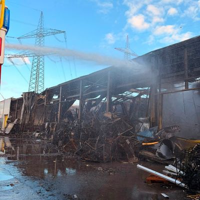 FW Bergheim: FOLGEMELDUNG: Großbrand in Paffendorf unter Kontrolle - Umfangreiche Nachlöscharbeiten dauern an