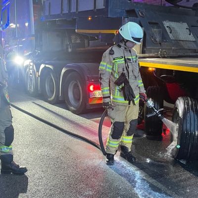 FW Lehrte: Qualmende Achse beim Schwertransporter sorgt für Feuerwehreinsatz