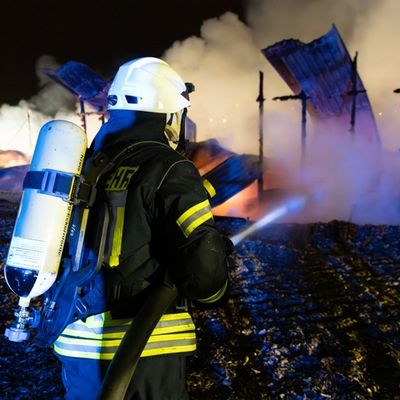 FW-RD: Scheunenbrand in Schülp - Großaufgebot der Feuerwehr verhindert Ausbreitung