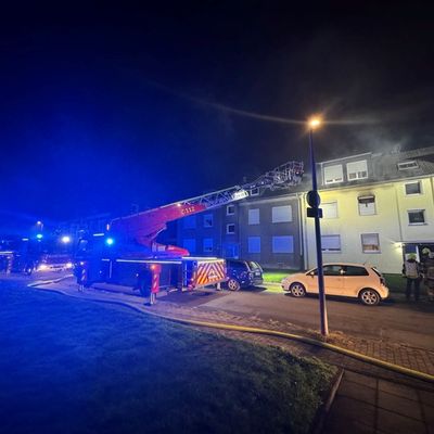FW-GE: Brand in einem Mehrfamilienhaus in Gelsenkirchen-Hassel: Vier Personen nach nächtlichem Einsatz im Krankenhaus