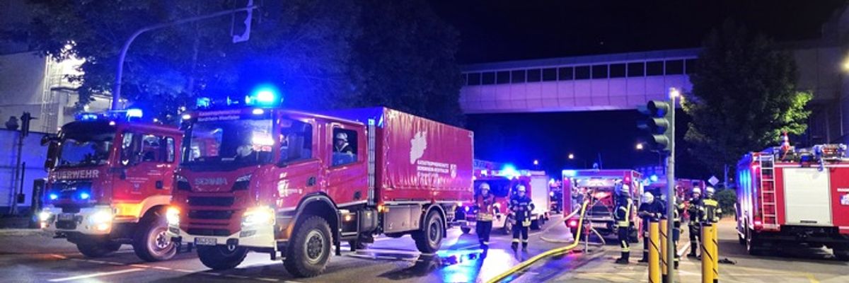 FW-AR: Chemieunfall in einer Produktion für Hygienepapier - Nächtlicher Großeinsatz der Feuerwehr Arnsberg