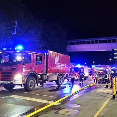 FW-AR: Chemieunfall in einer Produktion für Hygienepapier - Nächtlicher Großeinsatz der Feuerwehr Arnsberg