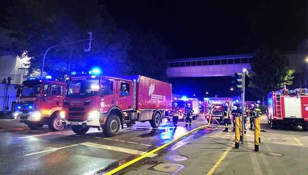 FW-AR: Chemieunfall in einer Produktion für Hygienepapier - Nächtlicher Großeinsatz der Feuerwehr Arnsberg