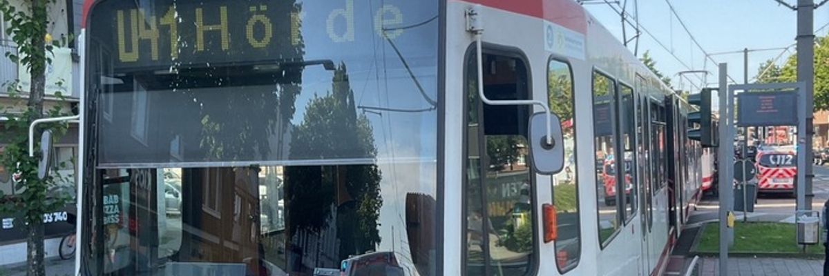 FW-DO: Mann wird in Eving von Stadtbahn erfasst und verletzt sich schwer