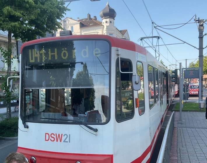 FW-DO: Mann wird in Eving von Stadtbahn erfasst und verletzt sich schwer