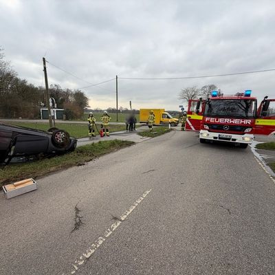 FW Rheurdt: Unfall mit zwei Autos: PKW landet auf Dach