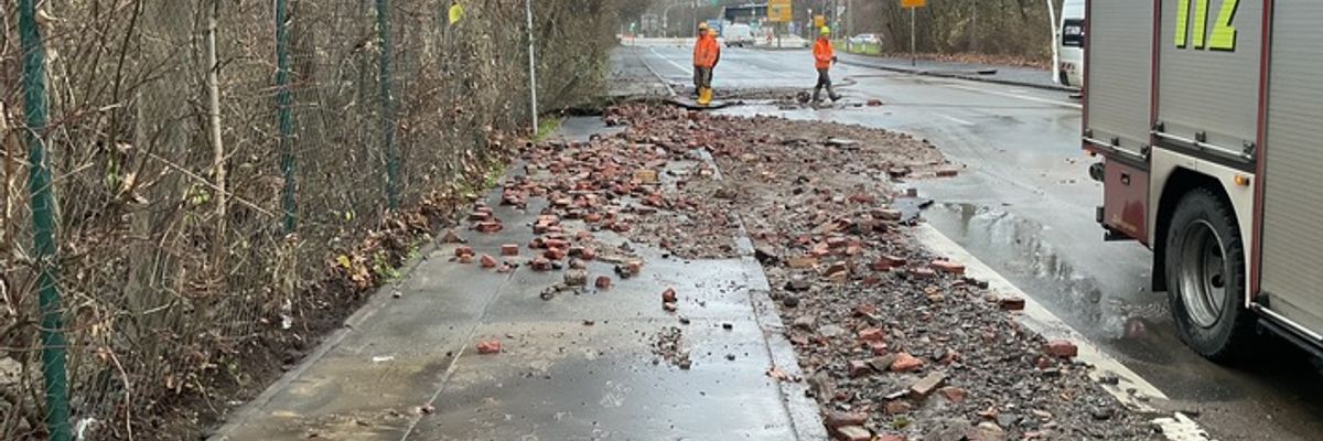 FW-DO: Wasserrohrbruch an der Rüschebrinkstraße - PKW bleibt im Wasser stecken