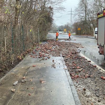FW-DO: Wasserrohrbruch an der Rüschebrinkstraße - PKW bleibt im Wasser stecken