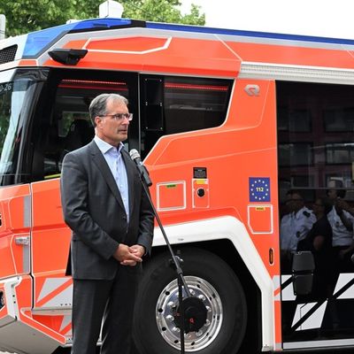 FW Stuttgart: Übergabe zweier Hybrid-Hilfeleistungslöschfahrzeuge an die Feuerwehr Stuttgart