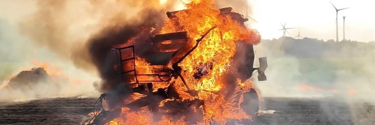 FW-OLL: Rundballenpresse gerät bei Erntearbeiten in Brand - Flächenbrand in Beckeln