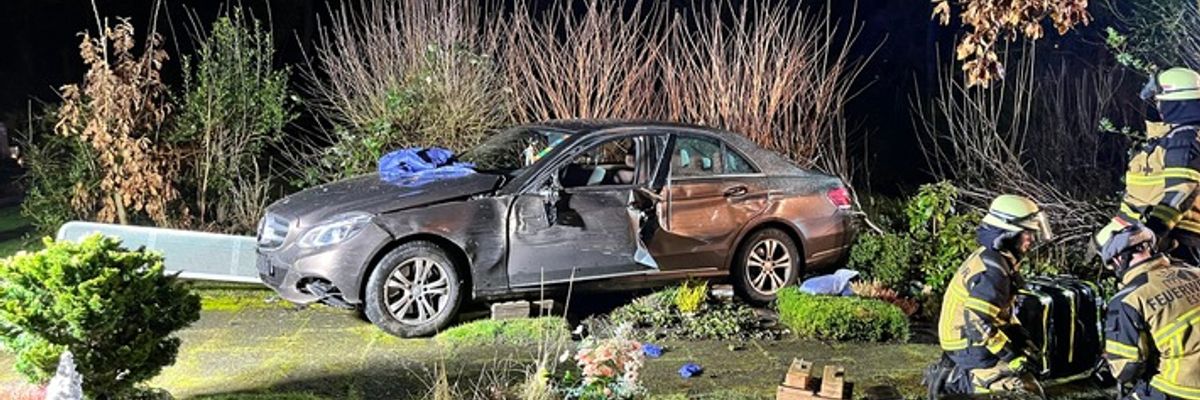 FW-E: Verkehrsunfall in Essen-Werden - PKW durchbricht Friedhofszaun