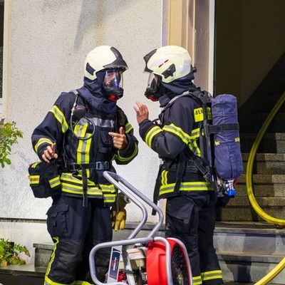 FW-MK: Brennender Trockner in Mehrfamilienhaus