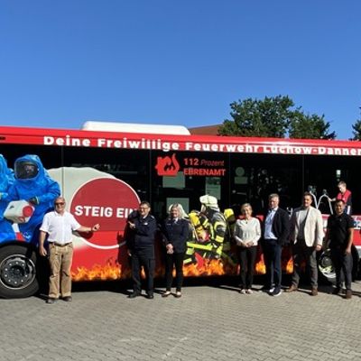FW Lüchow-Dannenberg: +++ Kreisfeuerwehrverband Lüchow-Dannenberg e.V. geht nächsten Schritt in der Öffentlichkeitsarbeit +++ Linienbus im Feuerwehrdesing +++ Imagekampagne nach wie vor erfolgreich +++