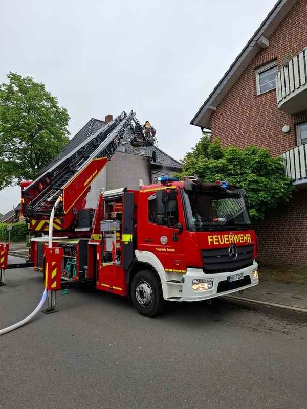 FW Bocholt: Feuerwehr verhindert Brandausbreitung auf Dachgeschoss
